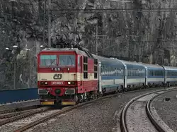 Die 371 003 am 04.04.2010 mit einem EC nach Budapest bei der Einfahrt in �st� nad Labem Hbf.
