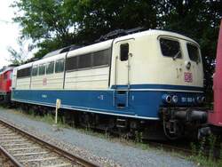 Das ''Schmuckst�ck unter den N�rnberger-z-Loks''.In einwandfreiem Zustand pr�sentiert sich 151 160 am 4.8.05 inmitten der Ellok-z-Gruppe des Bw Nbg.