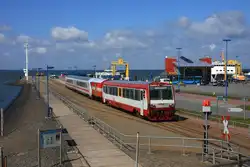 Der T4 im Bf Dageb�ll Mole, noch kuppeln und die Bremsprobe durchf�hren und dann ist der Zug fertig zur R�ckfahrt nach Nieb�ll.