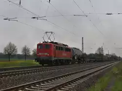 Die 140 028 am 28.04.2010 mit einem G�terzug unterwegs bei D�rverden.