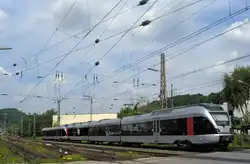 ..auf seinem Weg in die Ruhrmetropole Essen hastet der Flirt hier am 29.5.10 durch das Lennetal im Sauerland -