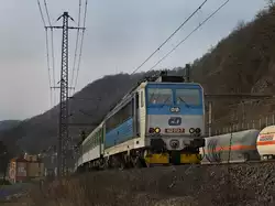Die 162 013 am 04.04.2010 mit einem R unterwegs bei �st� nad Labem.