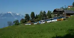 Der Goldenpass Panoramic 3118 von Montreux nach Zweisimmen bei Les Avants am 22.