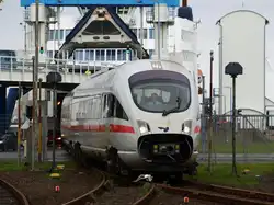BR 605 211-1 (Diesel-ICE) rollt langsam mit offener Bugklappe in Puttgarden aus dem d�nischen F�hrschiff 
