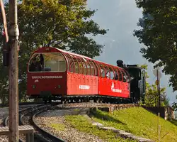 BRB-Zug mit Lok 15 erreicht gerade die Mittelstation Planalp und wird uns gleich kreuzen, 23.