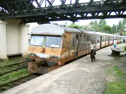Colombo-Commuter (Zug 8742) Triebwagen 831 (Class S8) f�hrt hier in seinen Endbahnhof Aluthgama (Sri Lanka) ein.