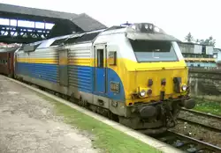 Diesellok 866 (Class M9) steht hier mit Expre� 8039 (Matara-Colombo) im Bahnhof Aluthgama (Sri Lanka).