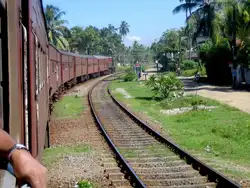 kompletter long-distance-train, hier als Express 8057 (Matara-Colombo) am 01.10.2010, bereits im zweigleisigen Abschnitt hinter Kalutara.