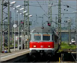 Einfahrt eines Karlsruher Steuerwagens am 11.09.2010 in den Bahnhof von Regensburg.