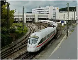 Einfahrt eines ICE-T in den Bahnhof von Passau von der Gr�naustra�e aus aufgenomen am 16.09.2010.