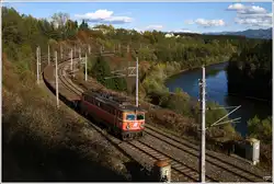 1142 575 f�hrt mit Flachwagenzug 46721 nach Villach.