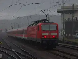 143 819-1 steht mit einer n-Wagen Garnitur im Regen bereit f�r neue Eins�tze.Aufgenommen vom Bahnsteig Gl.8.
