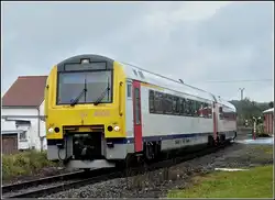 Obwohl auf der Zugzielanzeige Charleroi Sud steht, hat der Triebzug 4103 den Bahnhof von Mariembourg soeben verlassen und f�hrt in Richtung Couvin.