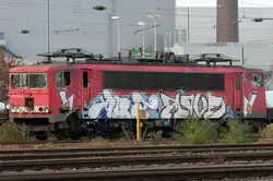 Die 155 254-6 steht nach einem starken Rangierunfall abgestellt in D�sseldorf Derendorf am 07.11.2010