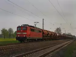Die 151 083 am 28.04.2010 mit einem Tds Ganzzug unterwegs bei D�rverden.