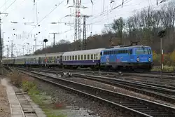 Der Partyzug mit der 1042 520-8 rollte am Freitag durch Gremberg in Richtung S�den.