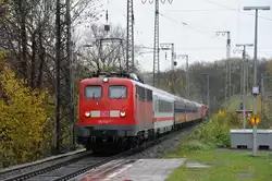 Die 115 114-1 rast mit einem Ersatz-ICE durch K�ln-West.