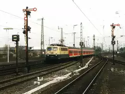 141 292-3 mit RE 65 Emsland-Express 24130 M�nster-Emden auf Bahnhof Rheine am 21-4-2001.