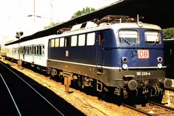 110 228-4 mit SE 8632 Osnabr�ck-M�nster abfahrtsbreit auf Osnabr�ck Hauptbahnhof am 09-08-1995.