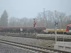 Formsignal in Bahnhof Goslar steht auf Ausfahrt mit 50 Km/h in Richtung Hannover, am 21.11.10.