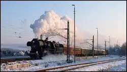 In den klaren Morgenstunden des 27.11.2010 dampfte 52 8080 mit einem Sonderzug aus L�bau in den Bahnhof von Niederwiesa.