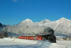   Die im Jahr 1909 gebaut Lok 4 der Zillertalbahn (ex J� 83-076, seit 1994 bei der ZB) brachte am 27.12.2010 den Dampfzug 211 von Jenbach nach Mayrhofen.