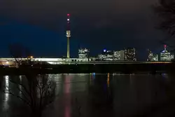 Vor der Kulisse des Wiener Donauturmes und der UNO City ist ein S - Bahnzug auf der Stammstrecke �ber das Hochwasser f�hrende Entlastungsgerinne unterwegs.