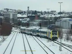 Beim Umsetzen auf das Abfahrtsgleis in Hof Hbf konnte am 21.01.2011 die gelbe ER 20-007, eher bekannt als Zuglok des Schrott-G�terzuges aus der Tschechischen Republik, mit einer Alex-Garnitur gesehen