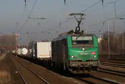 437 020 mit einem Containerzug in D�sseldorf-Rath am 29.01.2011