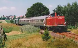 V 100 1023 machte mit ihrem Sonderzug auf der R�ckfahrt nach Forchheim f�r die Fotografen eine Scheinanfahrt s�dwestlich von Heroldsbach.