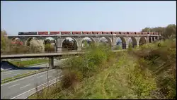 Am 21.04.2011 poltert der Kohle-Leerzug vom Kraftwerk Chemnitz-K�chwald zur�ck in Richtung Tagebau Profen, hier �ber das Bahrabachtal-Viadukt und wie immer gezogen von HHPI.