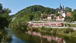 Die regulär auf der Saalbahn verkehrenden Doppelstock-Garnituren wurden anlässlich des Papstbesuches in Thüringen am 23./24.09.2011 als Verstärker-Züge benötigt.