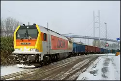 Locon 401 rangiert mit einem Gipszug aus Peitz/Ost am 30.11.2010 im Stralsunder S�dhafen.