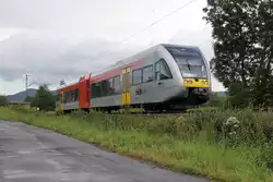 Der immer noch f�r die Cantus Bahn auf der Linie R7/R1 verkehrende HLB GTW kurz vor der Nordeinfahrt nach Eschwege.