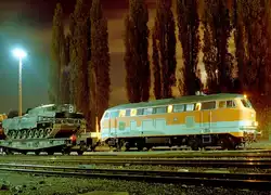 218 143 rangiert bei Vollmond am 01.04.1989 im Bahnhof Hemer einen Milit�rzug zusammen.