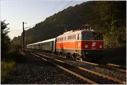 Mit den letzen Sonnenstrahlen, f�hrt 1042 023 mit Sdz D 17636 von M�rzzuschlag nach Wien FJB.