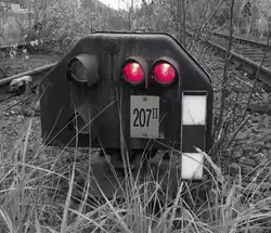 Unerm�dlich verbietet das Signal 207 im l�ngst aufgelassenen Bw Pressig-Rothenkirchen weiterhin die Fahrt auf die Frankenwaldbahn.