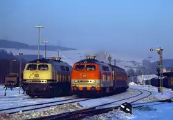 218 151 mit G�terzug nach Schwerte und 218 140 mit Sonderzug aus Winterberg am 22.02.1991 in Bestwig
