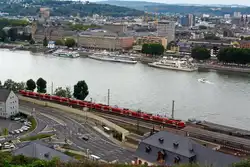 Zwei gekuppelte 425er-Triebz�ge als RE 8 (Rhein-Erft-Express) verlanssen am 13.08.2011 den Bf Koblenz-Ehrenbreitstein in Richtung Koblenz Hbf.