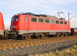 Zwischen der Vorspannlok und dem ersten Wagen ist hier die 140 791-5  zusehen.