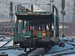 Nachschu� auf einen von Belgien kommenden Autoleerzug mit je einem deutschen und belgischen Zugschlu�zeichen.