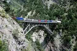 Rollende Landstra�e auf dem Bietschtal-Viadukt.