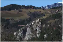 An der Burgruine Klamm vorbei, f�hrt IC 651(Wien Meidling - Graz Hbf) �ber das Wagnergraben Viadukt nahe Klamm-Schottwien.