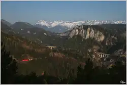 Panorama der Semmeringbahn - Eine 1116 zieht den IC 553 bergw�rts in Richtung Semmering.