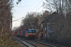 1044 117 mit dem SKGAG 91166 im feinsten Gegenlicht zwischen Maxing und H�tteldorf, 20.03.2012