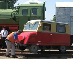 Motordraisine der MKB (M�rkische Kleinbahn Berlin) zu Besuch f�r Fahrten mit Besuchern im Eisenbahnmuseum Gramzow, 26.07.08, hochgestellt zum Wenden.