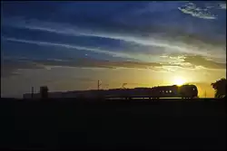 440 203 und 440 206 als RE 4084 von M�nchen Hbf nach Passau Hbf im letzten Tageslicht am 30.04.12 kurz nach Wallersdorf.