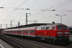 Die 218 360 schob am 2.4.12 die RB 24 von K�ln Messe/Deutz nach Euskirchen.Hier bei der Bereitstellung in K�ln Messe/Deutz.