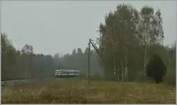 Nach den bunten Bildern aus Estland, hier nun eher ged�mpfte Farben:   Der DR1-B N�3707 kommt hier mit Zwischenwagen und Steuerwagen auf Weg nach P�rnu als Zug 0231 aus dem Wald.