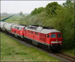 Was ein tolles P�rchen bestehend aus 232 592-6 und 225 027-2 ziehen hier ein Kesselwagenzug von der Wilhelmshavener Raffinerie.